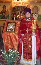 Священник Александр Волохань после пасхального богослужения