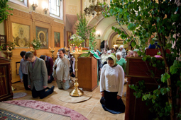 На праздник Пресвятой Троицы в храмах читаются особые коленопреклонные молитвы