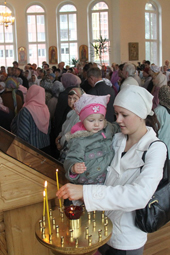 На праздник Крестовоздвижения в храме всегда собирается множество людей