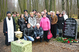 Протоиерей Георгий Бирюков с прихожанами возле воинского мемориала 