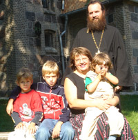 Матушка Ольга с о. Виктором и сыновьями