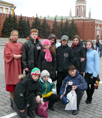 Участники Поезда Памяти у стен Московского Кремля