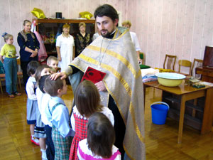 Отец Михаил Селезнев беседует с детьми