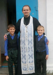 Священник Александр Орехов с приемными детьми