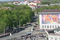 Военные колонны маршируют к Драматическому Театру.