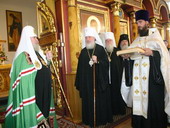 Патриарха привествует правящий архиерей и духовенство храма
