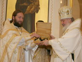 Фото 3. Дар владыке Кириллу от кафедрального собора Христа Спасителя г.Калининграда