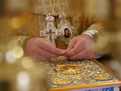 Фото 4. Святые мощи закладываются под престол храма